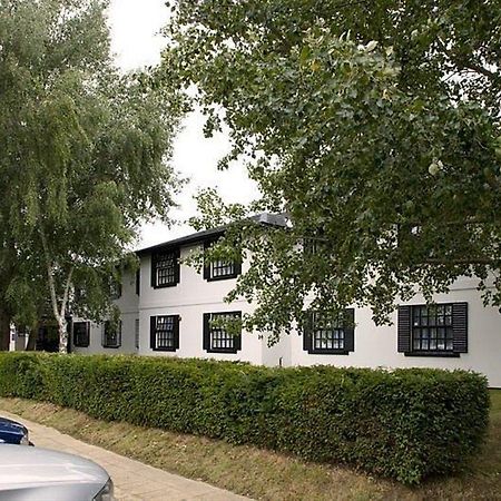 Premier Inn Cobham Кобам Екстериор снимка