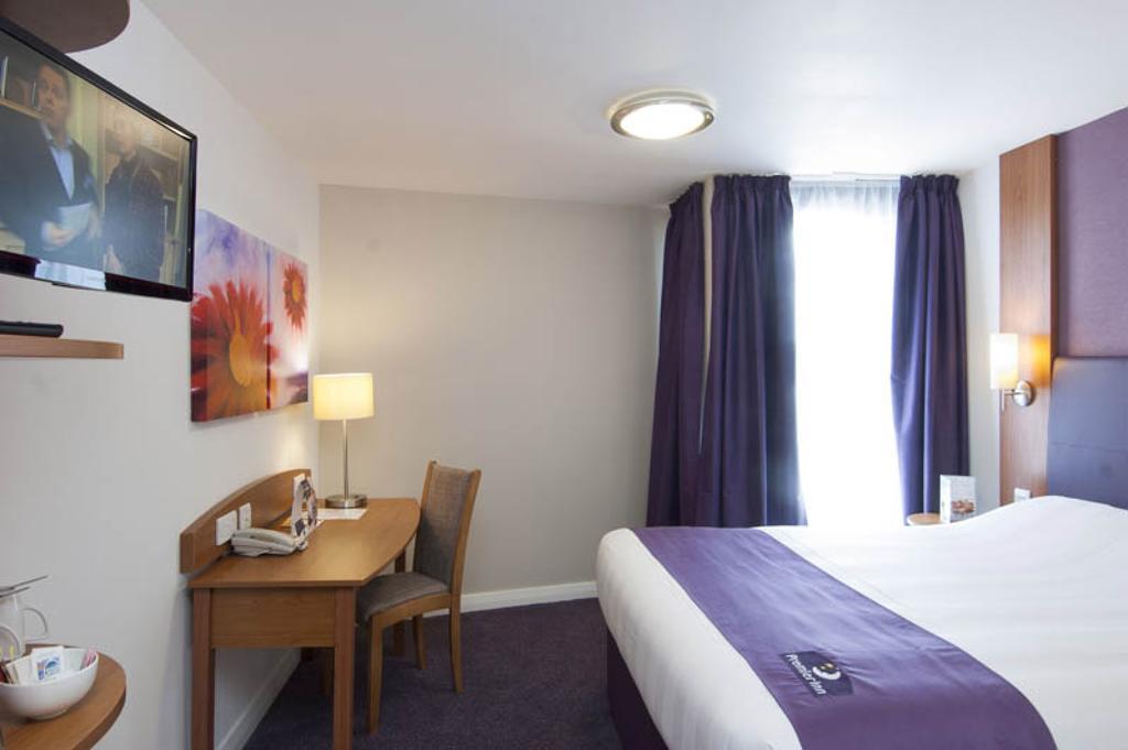 Premier Inn Cobham Кобам Стая снимка