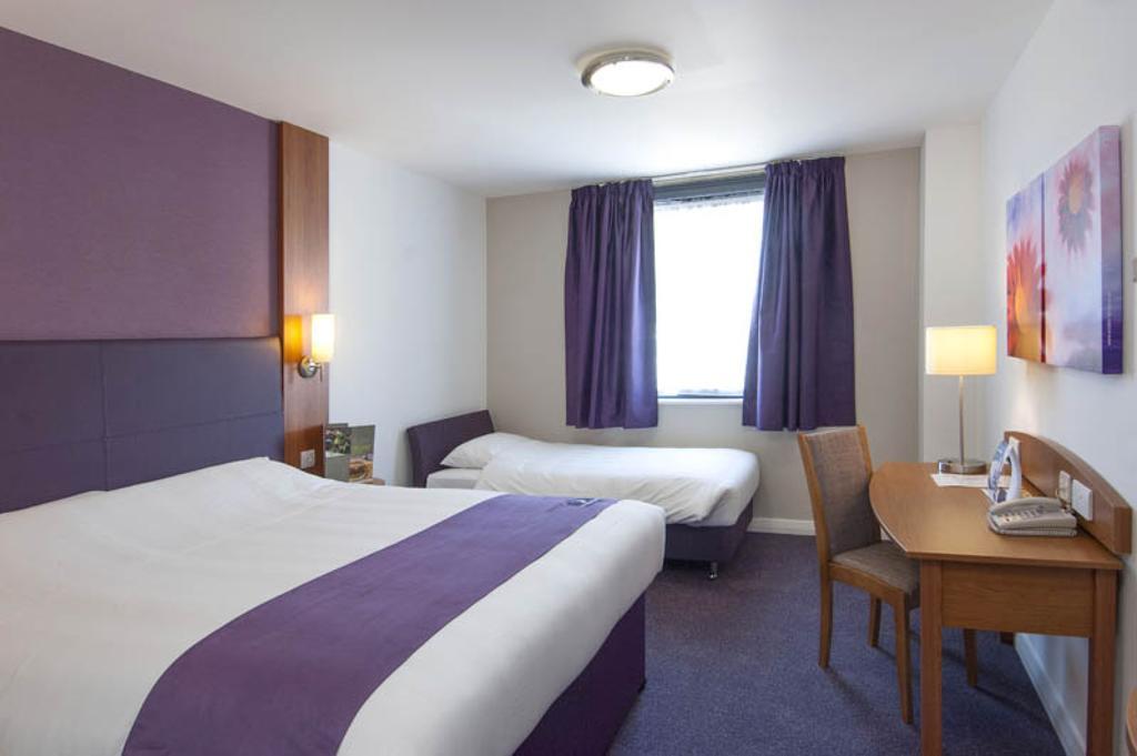 Premier Inn Cobham Кобам Стая снимка