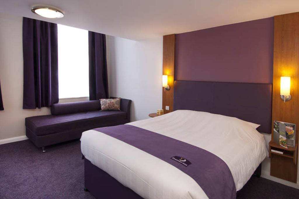 Premier Inn Cobham Кобам Стая снимка