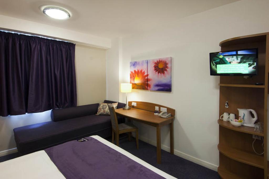 Premier Inn Cobham Кобам Стая снимка