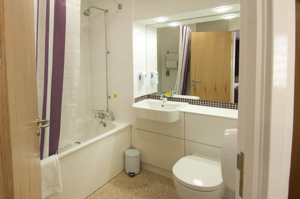 Premier Inn Cobham Кобам Стая снимка