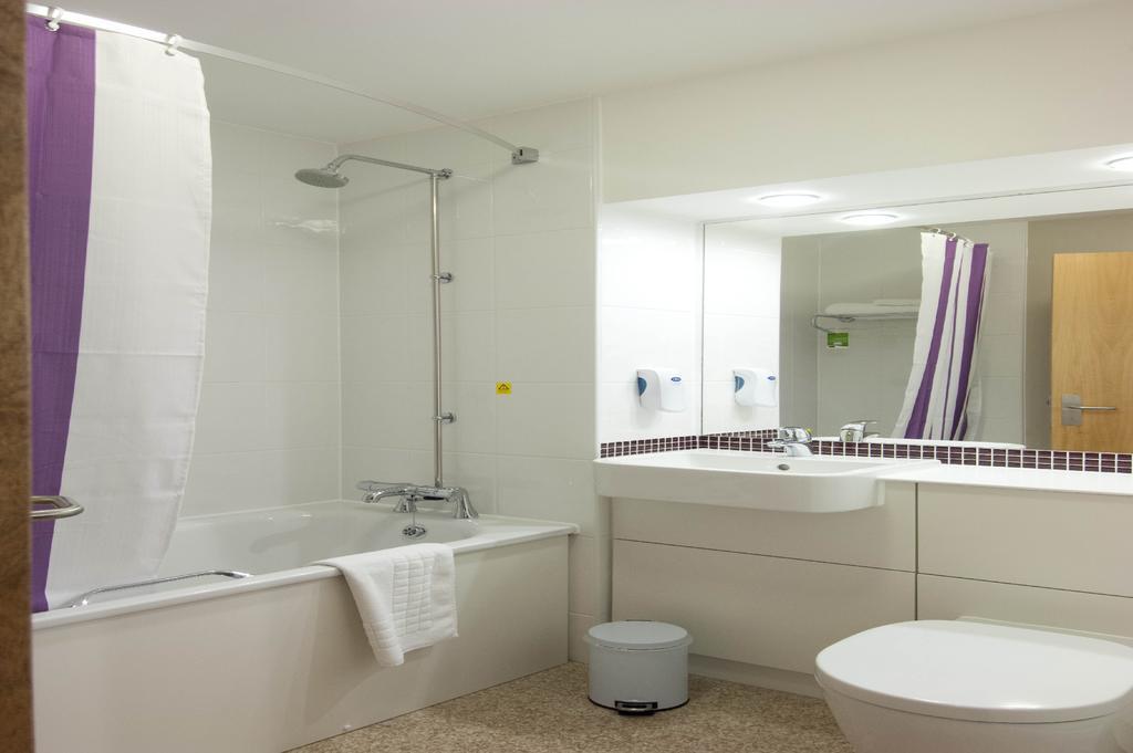 Premier Inn Cobham Кобам Екстериор снимка
