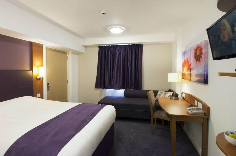 Premier Inn Cobham Кобам Екстериор снимка