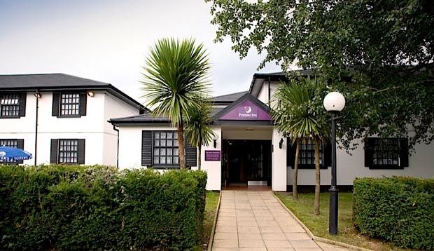 Premier Inn Cobham Кобам Екстериор снимка